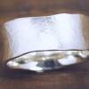 Breiter, konkaver  Ring aus Silber 925/- papierstrukturiert Bild 2
