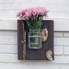 Blumenvase als Wanddekoration mit Muscheln, originelle Vase auch als Gartendeko, Upcyclingvase mit Metallschelle, Landhausstil Bild 4