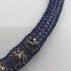 drahtgestrickte Halskette, dunkelblau mit goldenen Perlen Bild 2