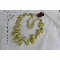 Lindgrüne echte Perlenkette aus besten Münzperlen,  besonders schöne Sommerfarbe Bild 2