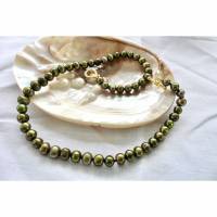 Grüne echte Perlenkette mit dekorativem Goldschloß, wertiges Geschenk, Süßwasserperlen Bild 1