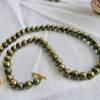 Grüne echte Perlenkette mit dekorativem Goldschloß, wertiges Geschenk, Süßwasserperlen Bild 3