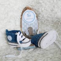 Baby Sneaker blau mit farblich passendem Wandhaken Bild 1