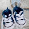 Baby Sneaker blau mit farblich passendem Wandhaken Bild 3