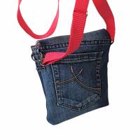 Jeanstasche "Karin" mit roten Sternen hat ein praktisches Format * Upcycling  * Schultertasche * Umhängetasche Bild 4