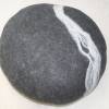 Kieselstein rundes Sitzkissen grau handgefilzt aus Wolle - Füllung Polyester Hohlfaserkügelchen Bild 2