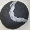 Kieselstein rundes Sitzkissen grau handgefilzt aus Wolle - Füllung Polyester Hohlfaserkügelchen Bild 3