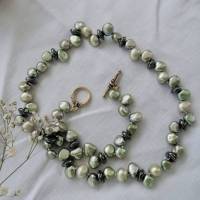 Kette aus lind-grünen echten Perlen, mexikanisches Schloß Messing, grünes Perlencollier, Frauengeschenk Geburtstag Bild 3