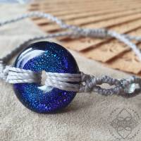 Armband mit blau-lila glitzerndem Glasdonut - größenverstellbar - Makramee Bild 1
