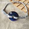 Armband mit blau-lila glitzerndem Glasdonut - größenverstellbar - Makramee Bild 2