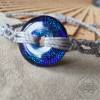 Armband mit blau-lila glitzerndem Glasdonut - größenverstellbar - Makramee Bild 4