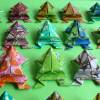 20 Frösche und 1 Macho // Origami Frösche aus handmarmoriertem Papier im Objektrahmen Bild 3