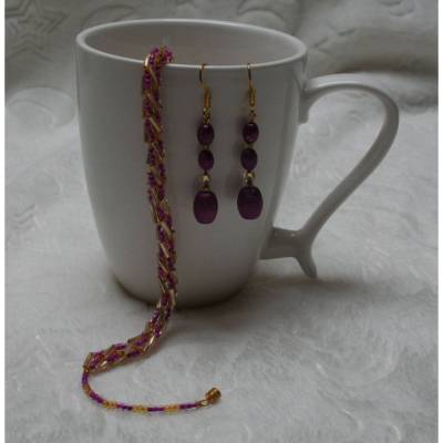 Perlenset aus goldfarbigen Glasstäbchen und lila Rocailles in türkischer Häkeltechnik