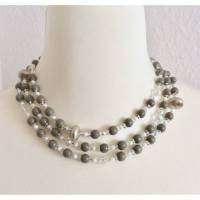 Lange Perlenkette Glas und Holz weiß grau silber Bild 1