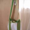 Kleine Handtasche in grün mit langen Henkeln, Unikat Bild 4