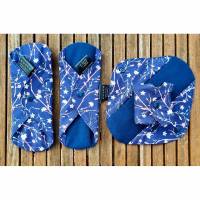 waschbare Stoffbinden Set aus Baumwolle - nachhaltige Monatshygiene - Zero Waste - dunkelblau Blumen Blüten Bild 1