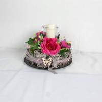 Tischdeko in rosa pink mit Glas-Windlicht auf Geästkranz, Tischgesteck