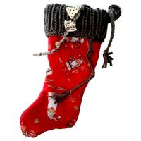 Nikolausstiefel mit handgestrickter Krempe in Nougat Baumwolle Rot Beige Wolle speichelfeste Holzperlen dekorative Mini- Holzelemente Bild 1