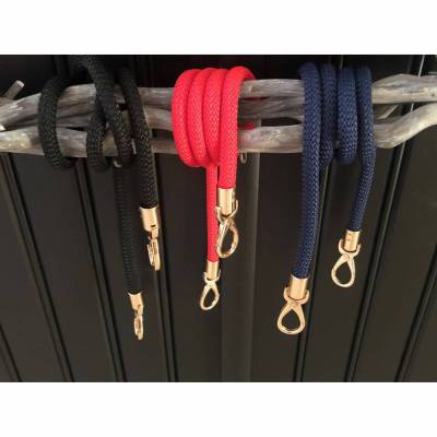 Taschenhenkel aus Segelseil mit goldfarbenen Karabinern in unterschiedlichen Farben und Längen