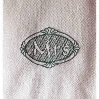 Besticktes personalisiertes Handtuch mit Mrs Frotteetuch Monogramm originell edel Geburtstagsgeschenke Bild 1