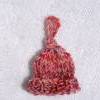 Schlüsselanhänger im Jutesäckchen Taschenbaumler Mütze rot weiß meliert gestrickt und gehäkelt Bild 3