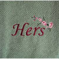 Besticktes personalisiertes Handtuch mit HERS Stickmotiv Blüte Monogramm Frotteetuch originell edel Geburtstagsgeschenke Bild 1