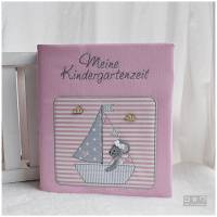 Ordner-Portfolio mit Doodlestickerei 'Maus im Segelboot', Stickerei 'Meine Kindergartenzeit' und Wunschname Bild 1