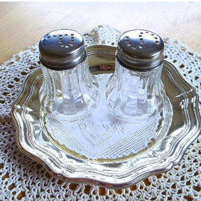 Vintage Salz- und Pfefferstreuer auf einem Silberteller aus den 60er Jahren