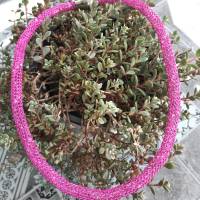 drahtgestrickte Halskette, pink mit glasklaren Roncailles -Perlen Bild 1