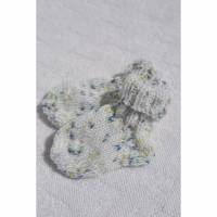 Babysocken Erstlingssocken Socken Baby Stricksocken weiß grün bunt handgestrickt 0-6 Monate Bild 1