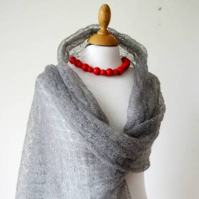 Graue Lace Stola aus Mohair, zartes Stricktuch, zeitloses Umschlagtuch, Schultertuch neutrale Farbe, Geschenk für Oma