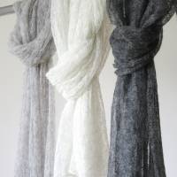 Graue Lace Stola aus Mohair, zartes Stricktuch, zeitloses Umschlagtuch, Schultertuch neutrale Farbe, Geschenk für Oma Bild 9