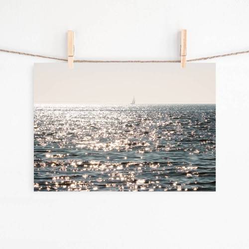 Funkelndes Meer und ein Segelboot am Horizont, Fotografie und romantischer Kunstdruck für alle mit Fernweh, Größe DIN A4