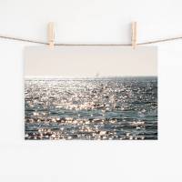 Funkelndes Meer und ein Segelboot am Horizont, Fotografie und romantischer Kunstdruck für alle mit Fernweh, Größe DIN A4 Bild 1