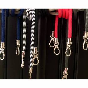 Taschengurte aus Segelseil mit silberfarbenen Karabinern