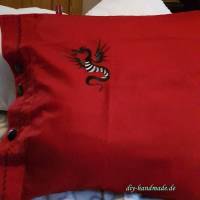 roter vintage Kissenbezug mit schwarzen Knöpfen, 50x50 cm, Kissenhülle mit Drachen bestickt, Unikat, Bild 1