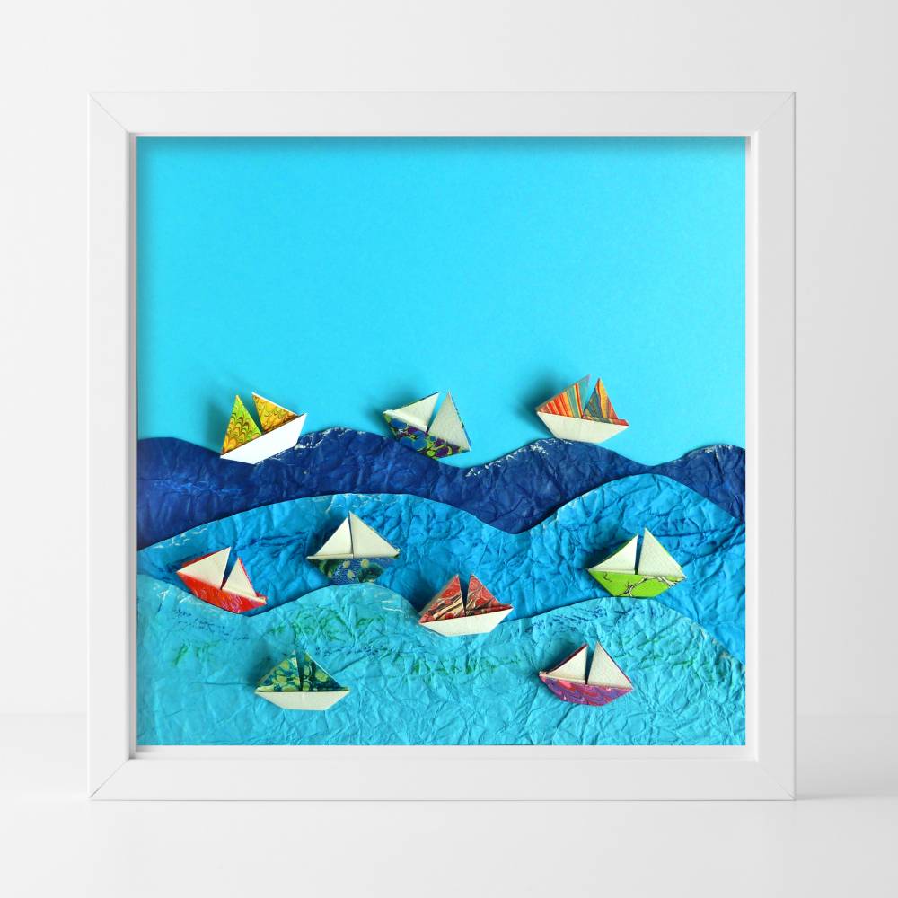 Segelboote auf hoher See // Origami Segelboote aus handmarmoriertem Papier im Objektrahmen Bild 1