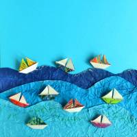 Segelboote auf hoher See // Origami Segelboote aus handmarmoriertem Papier im Objektrahmen Bild 4