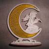 Kleiner Aufsteller Mondsichel mit Engel Klöppelspitze Handarbeit traditionelle Handwerkskunst Bild 3
