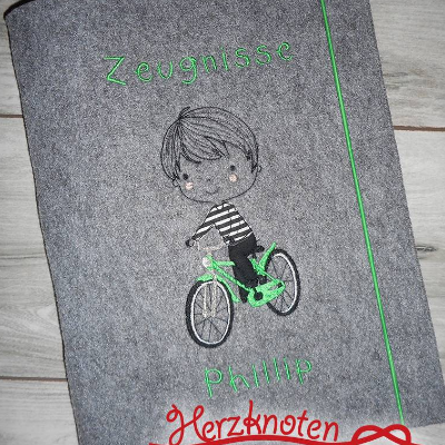 Zeugnismappe A4 gestickt, Filz, Schulstart, Junge mit Fahrrad, Einschulung, personalisierbar, mit Namen
