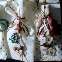 Adventskalender 24 Säckchen, bestickt mit Zahlen, weihnachtlichen Holzteilen, Filzteilen; Kordeln Bänder Häkel- Girlande 210 cm lang Bild 2