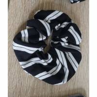 Scrunchie / Haargummi  genäht senkrecht gestreift schwarz/weiß aus Jersey Bild 1