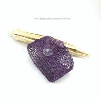STRICK ARMBAND / MANSCHETTEN ARMBAND violett mit AMETHYST Knöpfen Bild 1