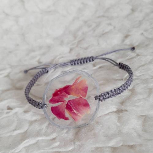 Makramee Armband mit getrockneten Blütenblättern
