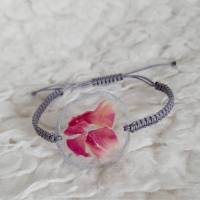 Makramee Armband mit getrockneten Blütenblättern Bild 1