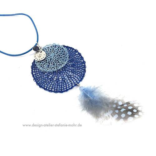 hand gestrickter TRAUMFÄNGER ANHÄNGER Hellblau/Dunkelblau mit Feder