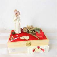 Geldgeschenk Hochzeit, Hochzeitsgeschenk, natur rot, Holzbox mit Brautpaar Figur Bild 1