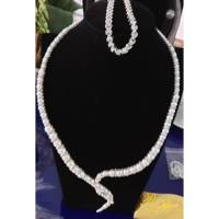 Liebevoll gestaltete Perlenkette auf biegsamem Metalldraht sowie ein Armband mit Strassteinchen in Herzform Bild 1