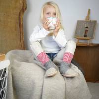 Graue Hausschuhe für Babys und Kinder aus weicher Wolle mit rotgeringeltem Bündchen Bild 1