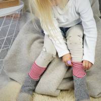Graue Hausschuhe für Babys und Kinder aus weicher Wolle mit rotgeringeltem Bündchen Bild 3